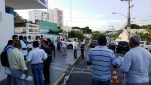 Trabalhadores se concentram em frente ao Edifício João Dias