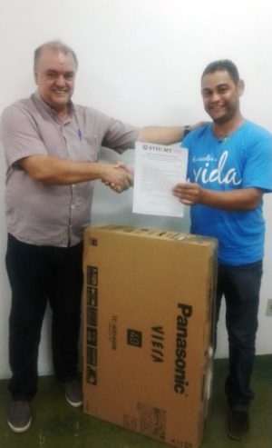 Eraldo recebe seu prêmio em Rondonópolis